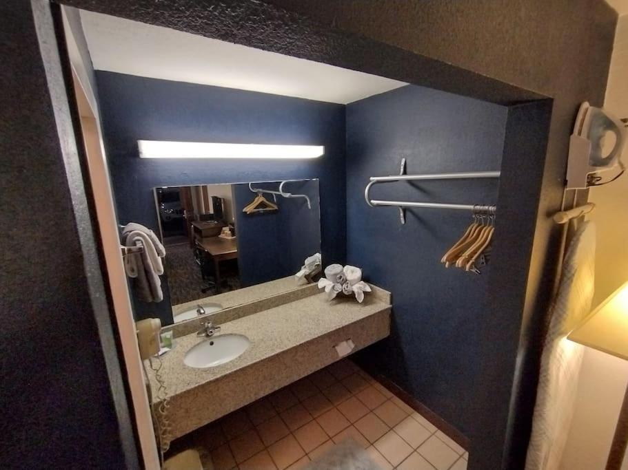 Hotel King Bed Hotel Room 114 Booking Stillwater Exterior foto